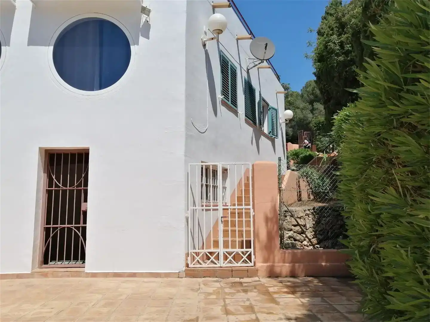 Vista exterior de Casa adosada de lloguer en Moraira amb Aire condicionat, Jardí privat i Traster