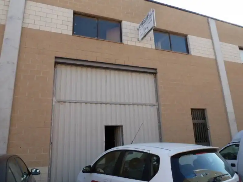 Außenansicht von Fabrikhallen zur Miete in Igualada
