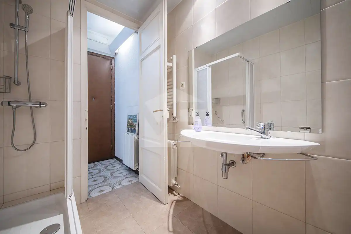 Bathroom of Flat for sale in Barcelona  with Heating and Balcony