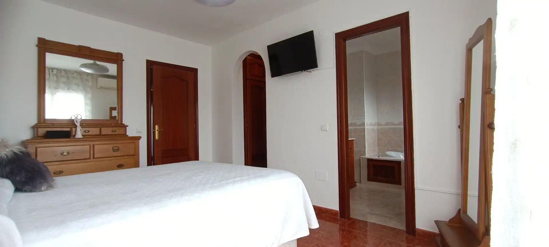 Schlafzimmer von Einfamilien-Reihenhaus zum Verkauf in Estepona mit Klimaanlage, Heizung und Terrasse