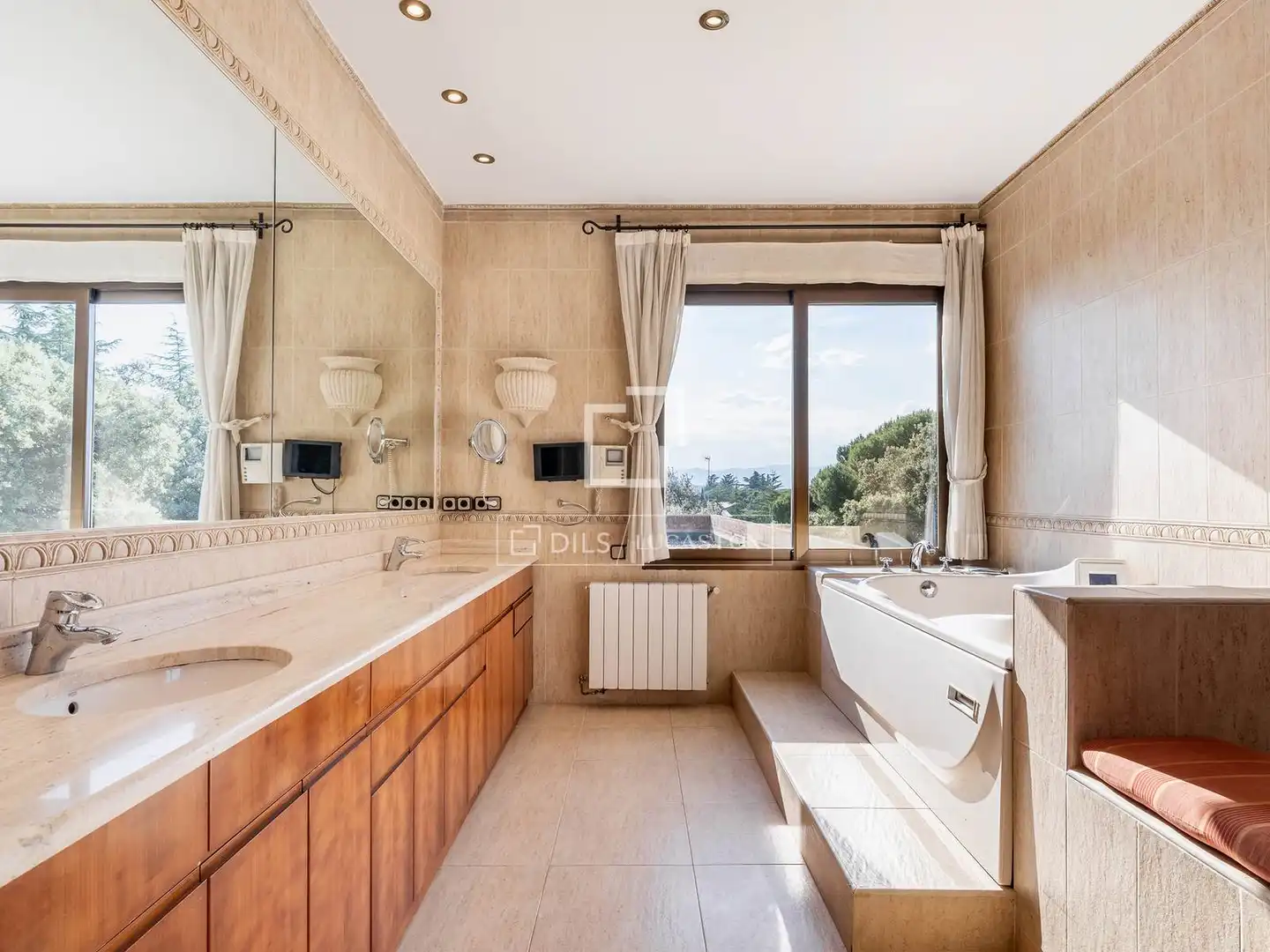 Bathroom of Houses for sale in Galapagar  with Air Conditioner, Private garden and Storage room
