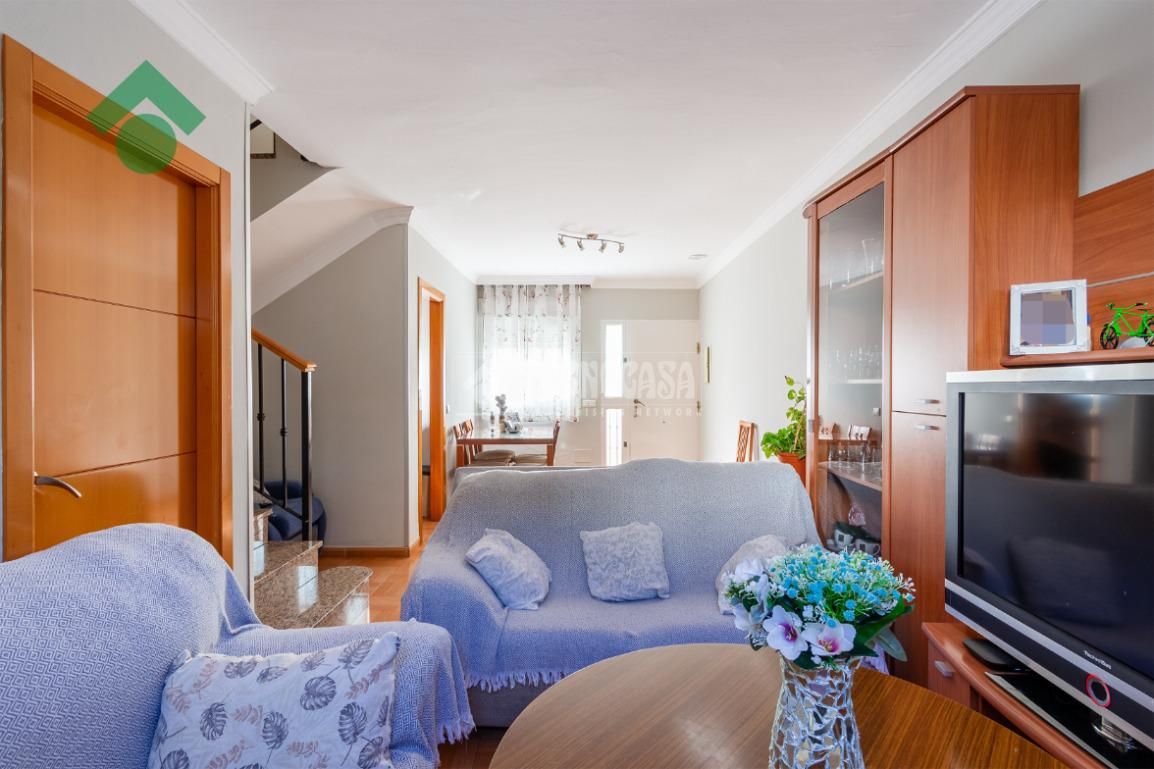 Sala d'estar de Casa adosada en venda en Vélez-Málaga amb Terrassa i Balcó