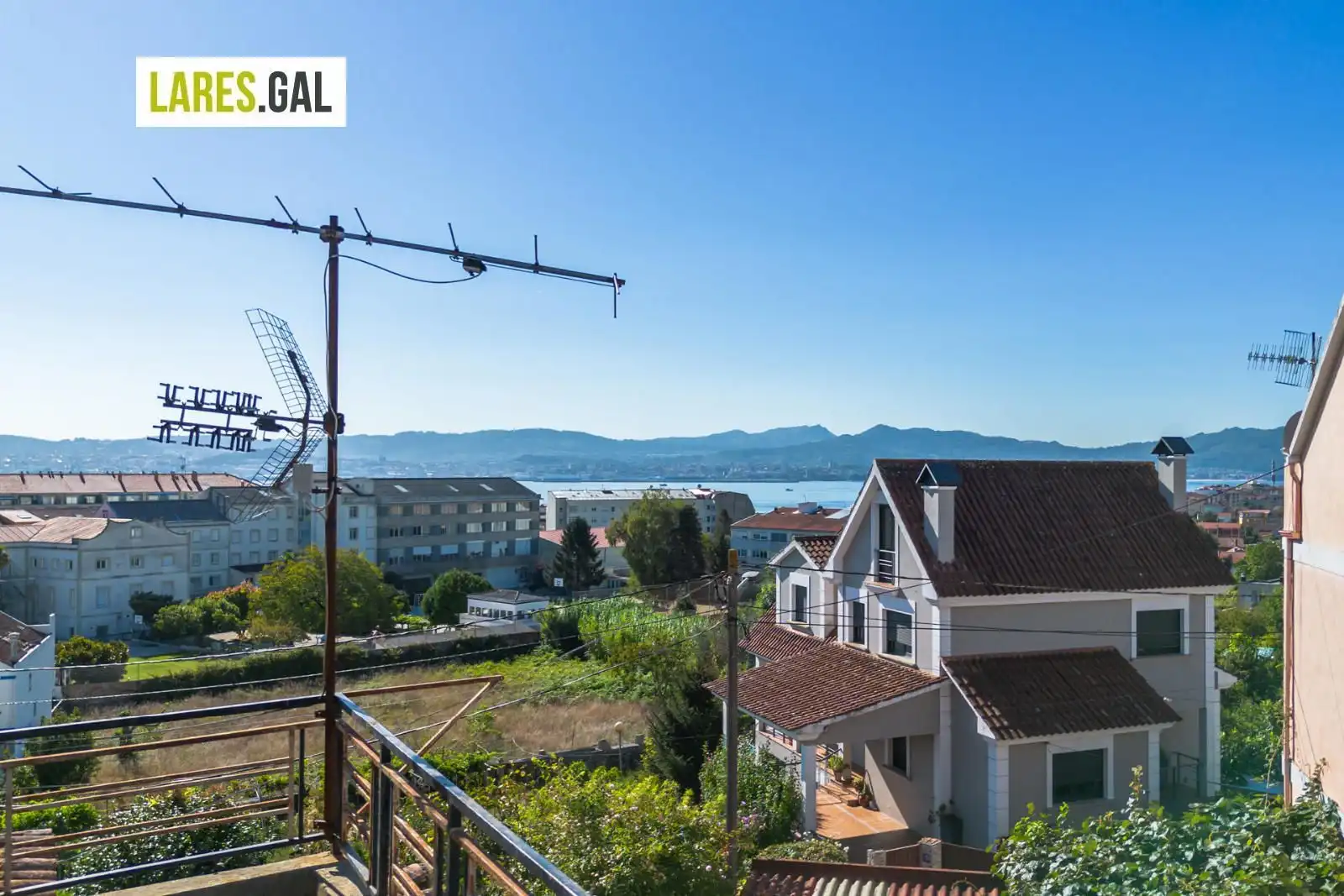 Vista exterior de Casa o xalet en venda en Cangas  amb Terrassa