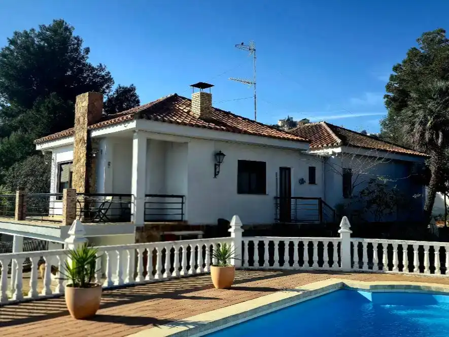 Außenansicht von Haus oder Chalet zum Verkauf in Chiva mit Klimaanlage, Schwimmbad und Balkon