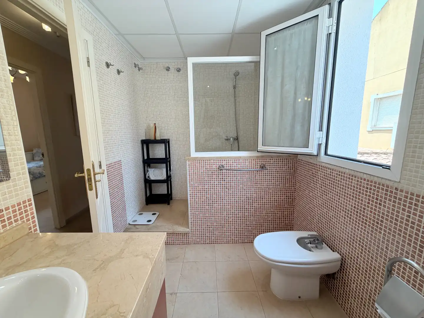 Bany de Casa o xalet en venda en Espartinas amb Aire condicionat, Terrassa i Traster