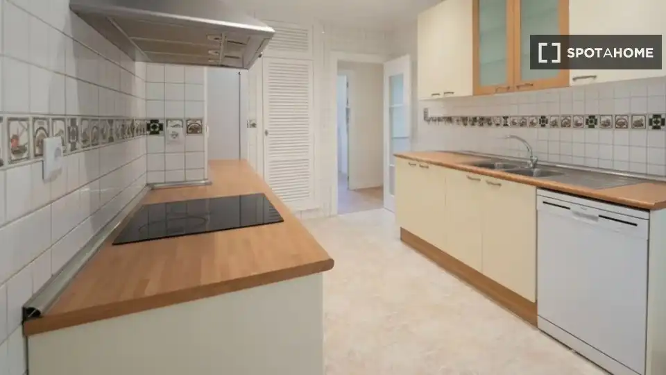 Cocina de Piso para compartir en Madrid con Aire acondicionado, Calefacción y Amueblado