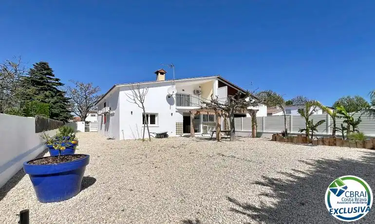 Vista exterior de Casa o xalet en venda en Empuriabrava amb Aire condicionat, Calefacció i Jardí privat