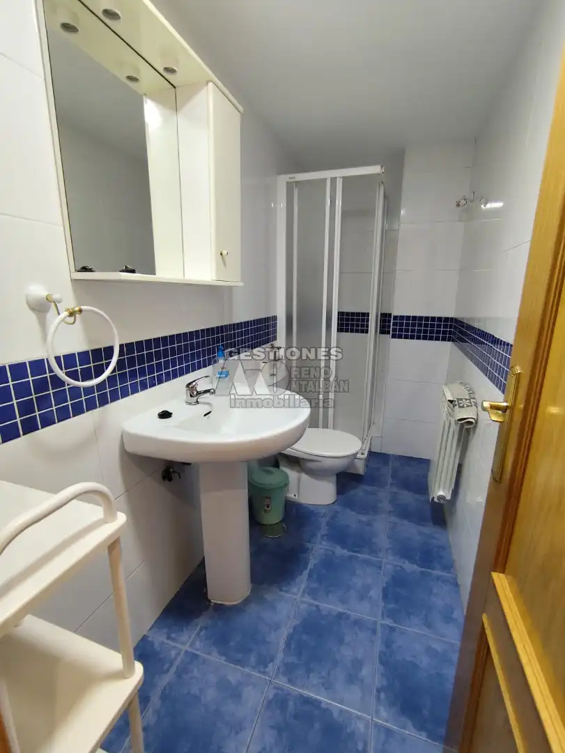 Bathroom of Flat for share in Granada  with Heating, Parquet flooring and Furnished