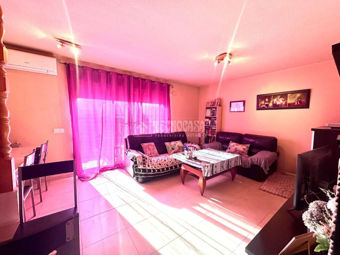 Sala de estar de Casa adosada en venta en Villaluenga de la Sagra con Aire acondicionado, Calefacción y Amueblado