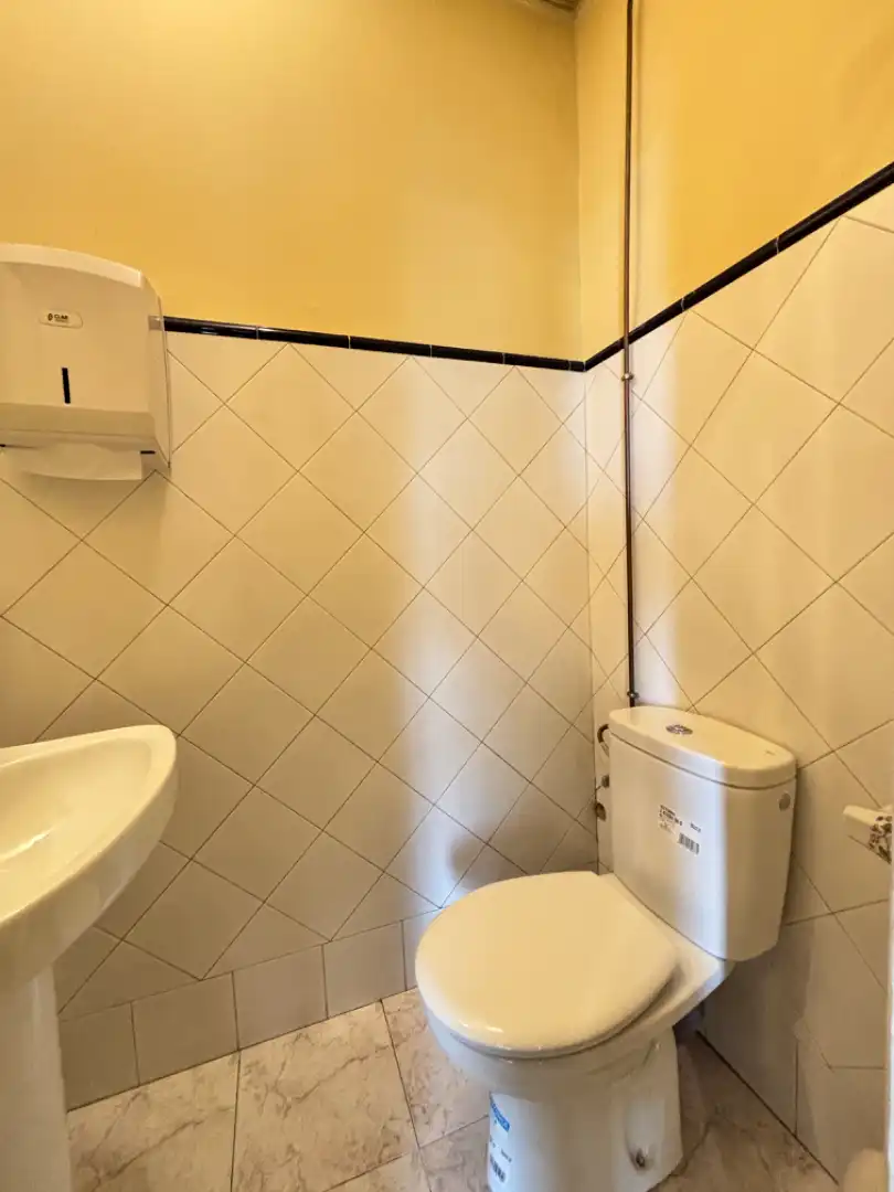 Bany de Oficina de lloguer en Madrid amb Aire condicionat, Calefacció i Balcó
