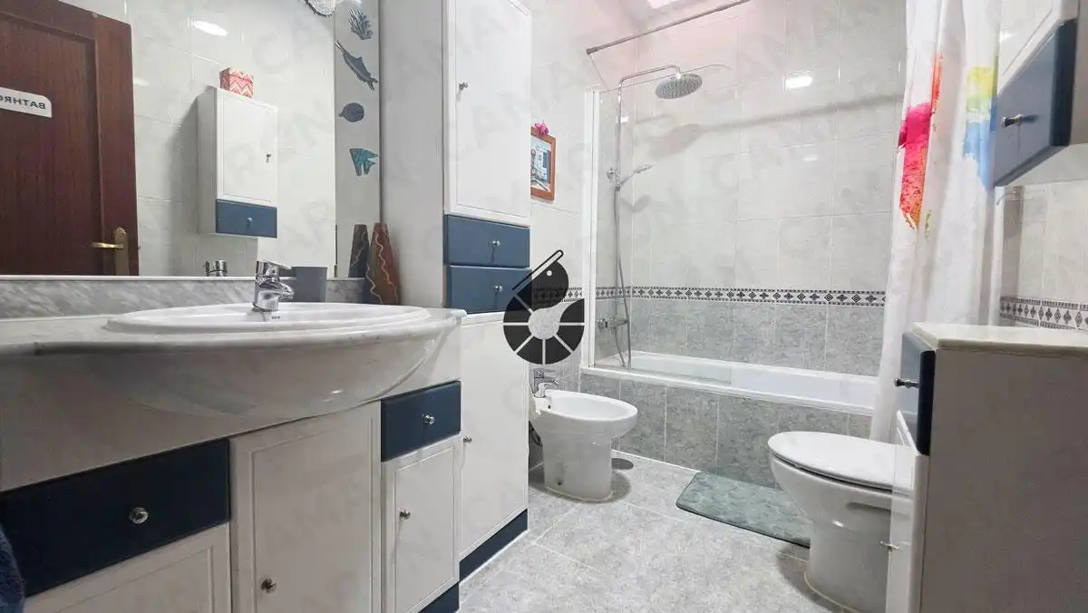 Baño de Casa adosada en venta en Coria del Río con Aire acondicionado, Parquet y Terraza