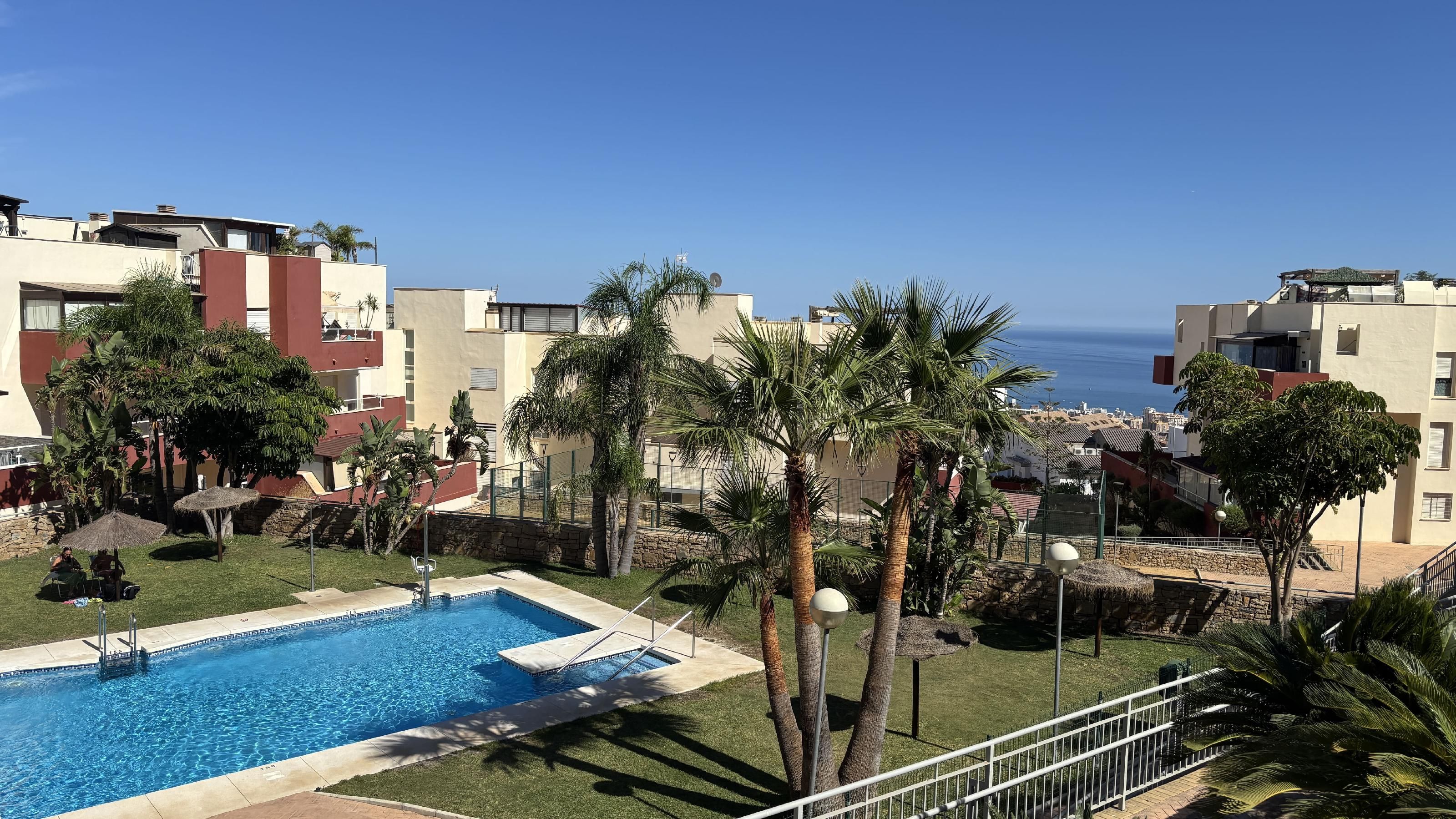 Vista exterior de Apartament en venda en Benalmádena amb Aire condicionat, Calefacció i Jardí privat