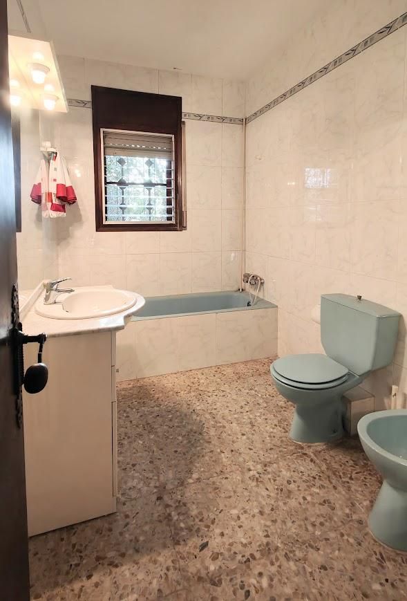 Badezimmer von Einfamilien-Reihenhaus zum Verkauf in Terrassa mit Heizung, Terrasse und Internet