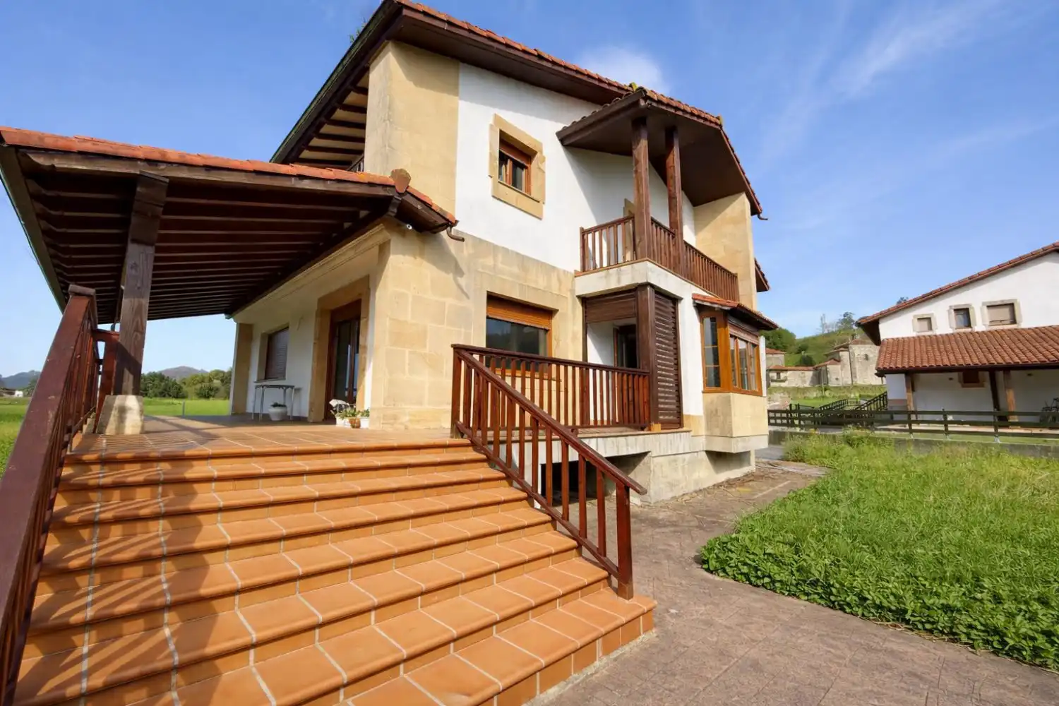 Vista exterior de Casa o xalet en venda en Bárcena de Cicero amb Calefacció, Jardí privat i Terrassa