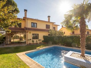 Semi-detached house with pool for sale in Valdemanco