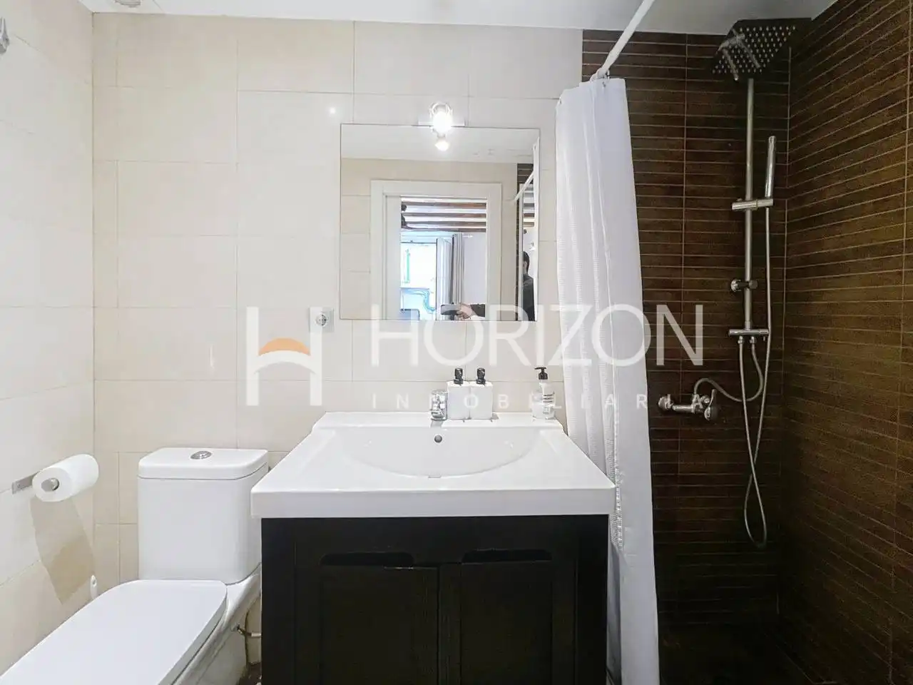 Bany de Apartament en venda en Barcelona amb Aire condicionat, Calefacció i Moblat