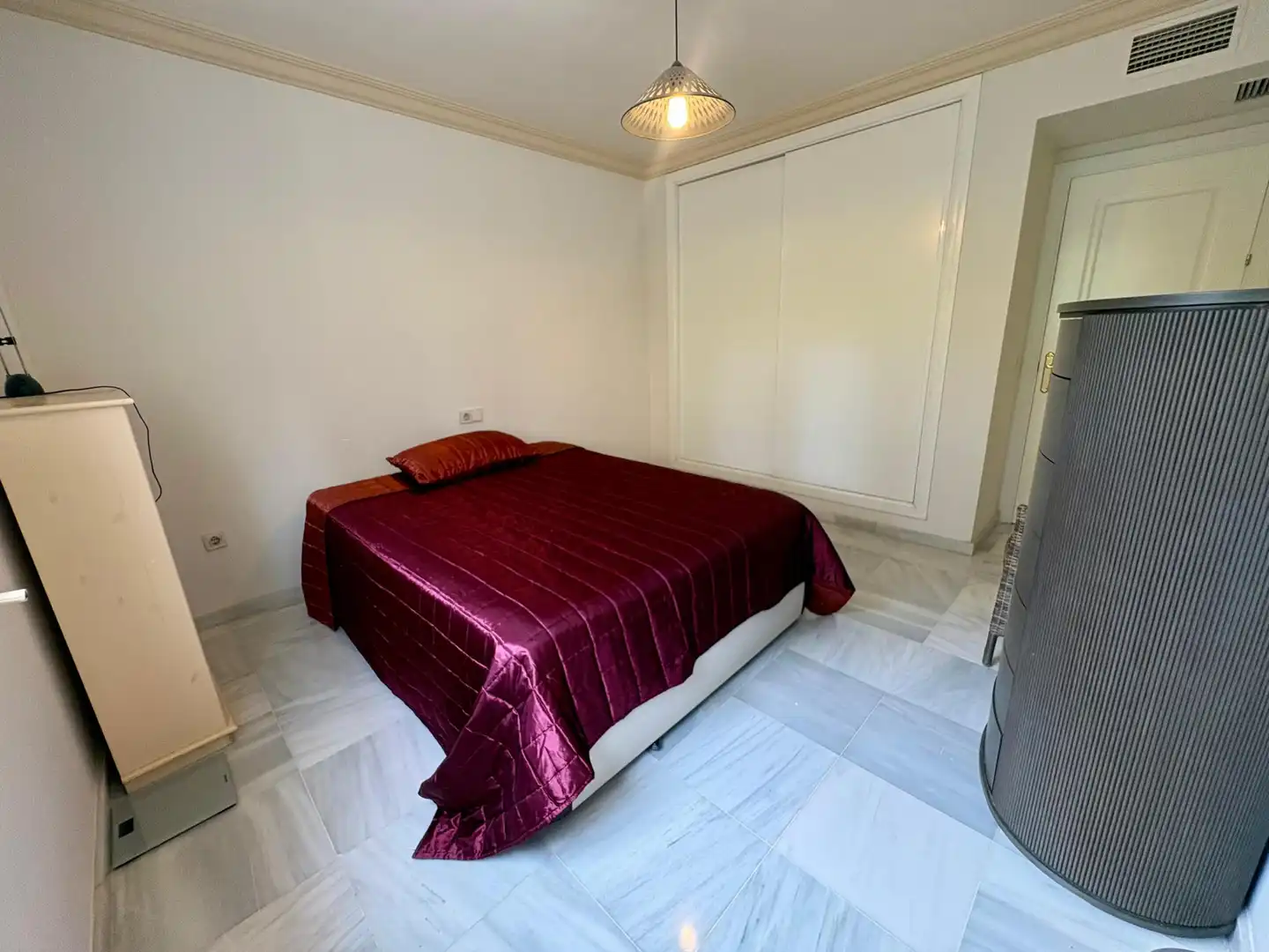Habitación de Apartamento de alquiler en Marbella con Aire acondicionado, Calefacción y Jardín privado