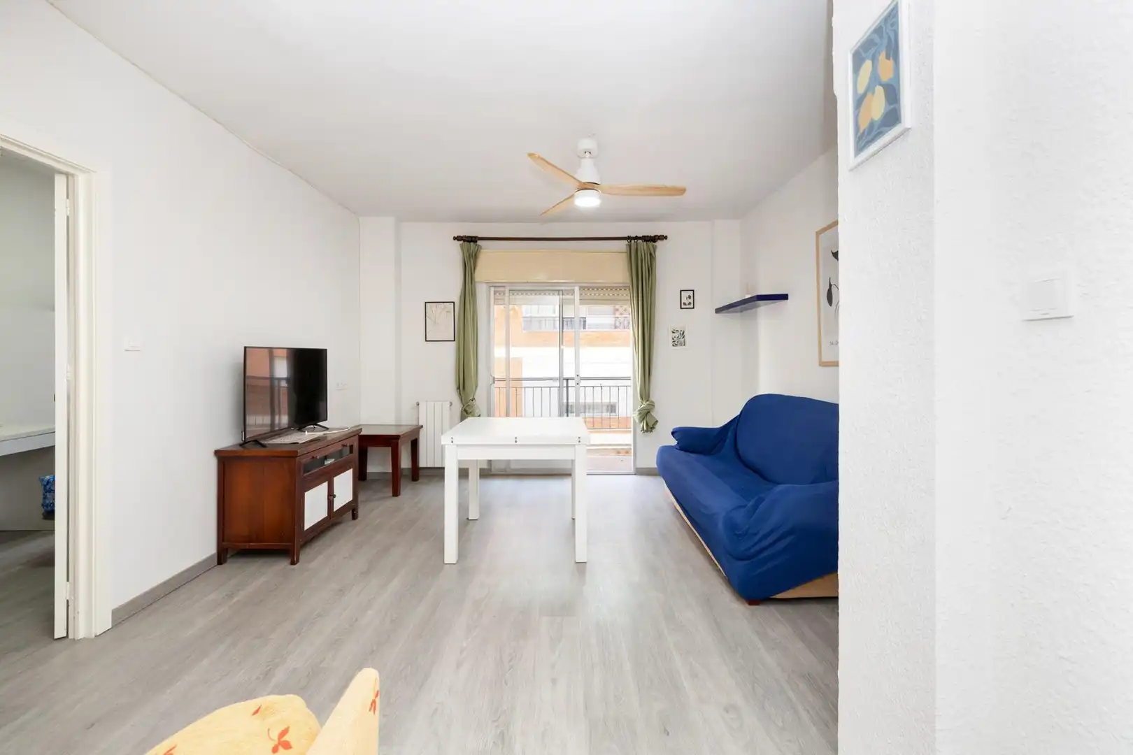 Sala d'estar de Pis de lloguer en Granada amb Calefacció, Terrassa i Moblat