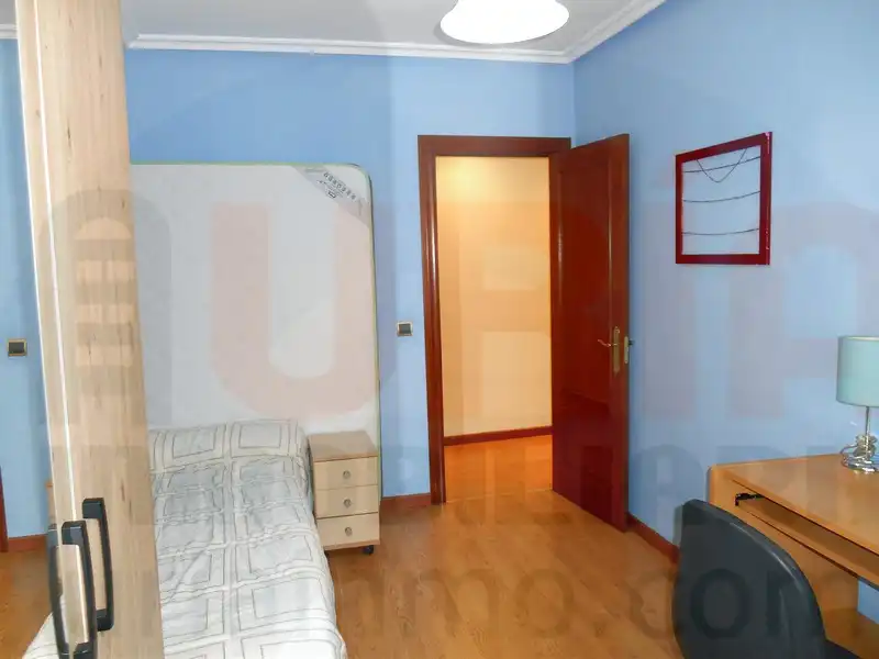 Habitación de Piso en venta en Oviedo  con Calefacción, Trastero y Amueblado