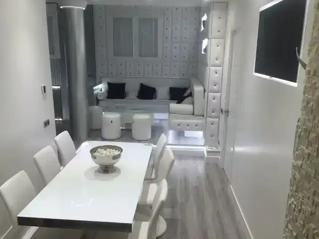 Menjador de Dúplex de lloguer en Madrid amb Aire condicionat, Parquet i Moblat