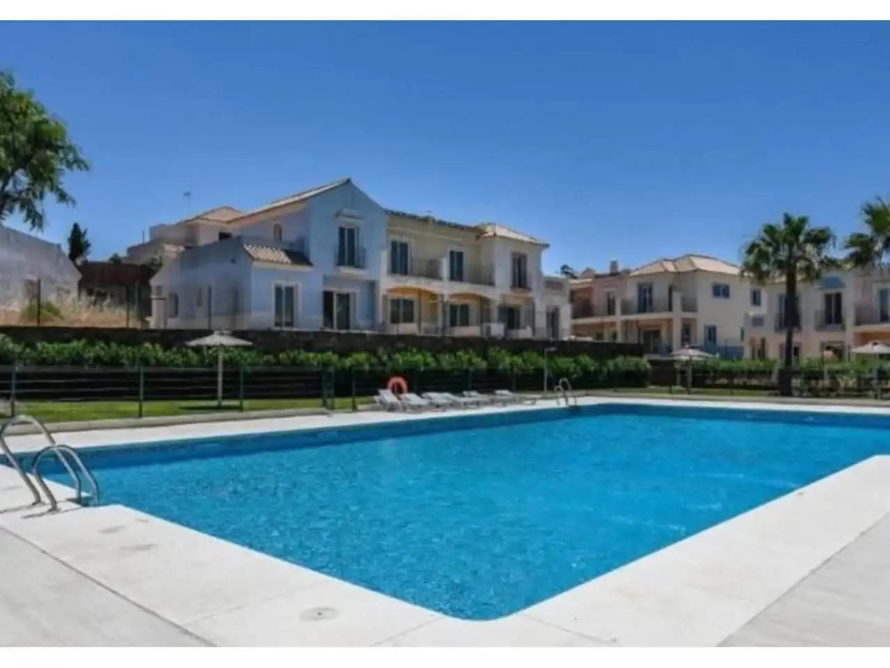 Piscina de Casa adosada en venda en Ayamonte amb Aire condicionat, Terrassa i Moblat