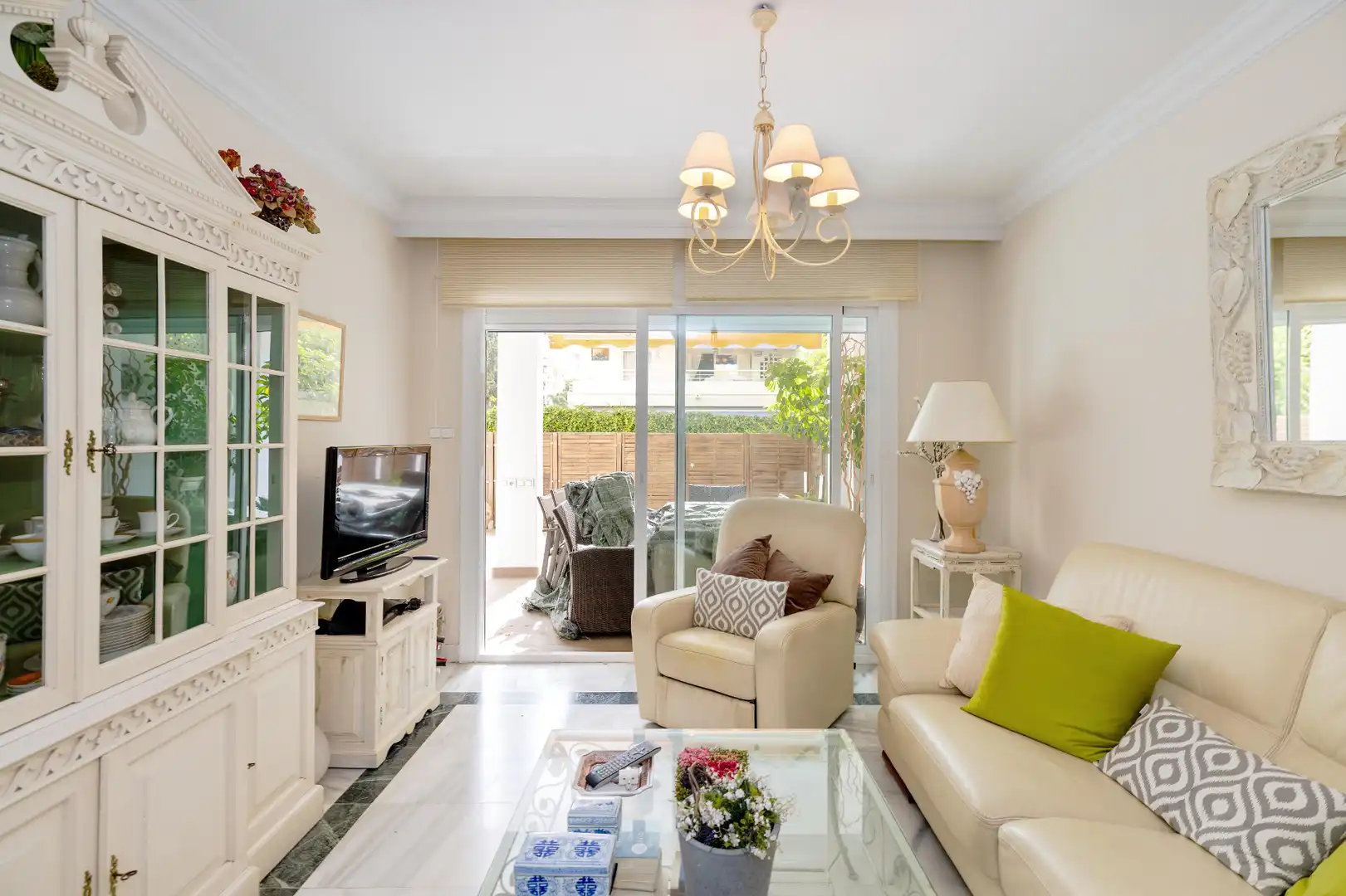 Wohnzimmer von Erdgeschoss zum Verkauf in Marbella mit Klimaanlage, Heizung und Terrasse