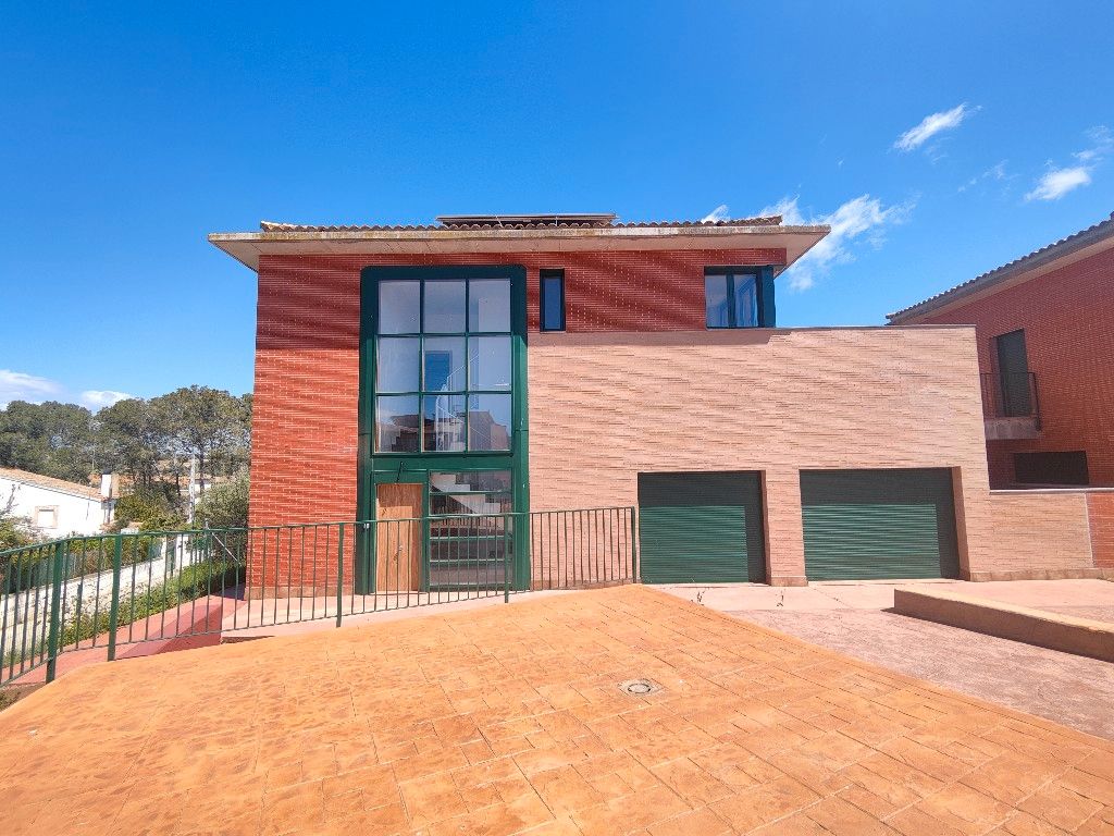 Exterior view of Single-family semi-detached for sale in Olèrdola  with Private garden, Terrace and Oven