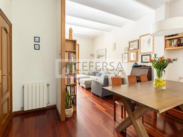 Doppelhaushälfte mit Balkon zum Verkauf in Les Corts