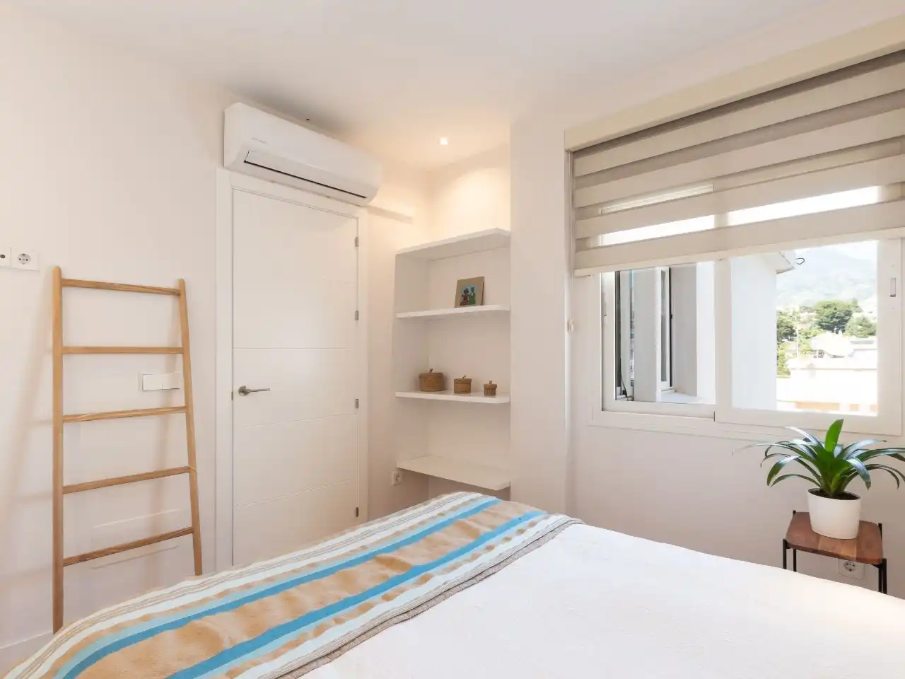 Dormitori de Pis en venda en Marbella amb Aire condicionat, Terrassa i Balcó