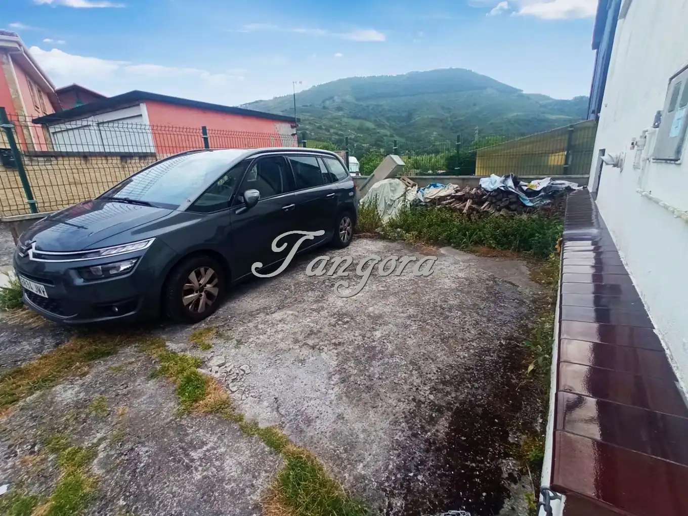 Parkplatz von Einfamilien-Reihenhaus zum Verkauf in Abanto y Ciérvana-Abanto Zierbena mit Heizung, Privatgarten und Parkett
