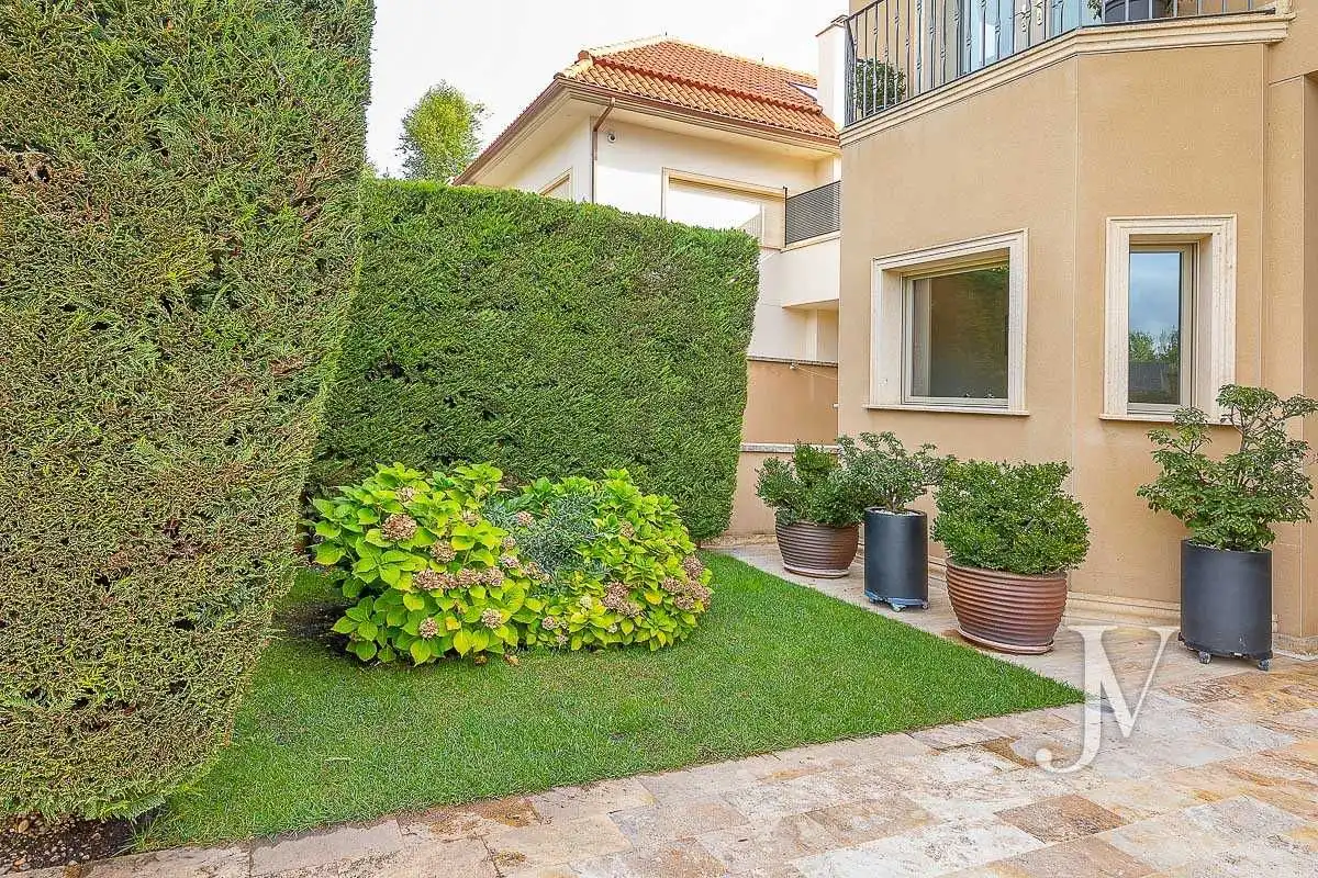 Jardí de Casa adosada en venda en Madrid amb Aire condicionat, Calefacció i Jardí privat