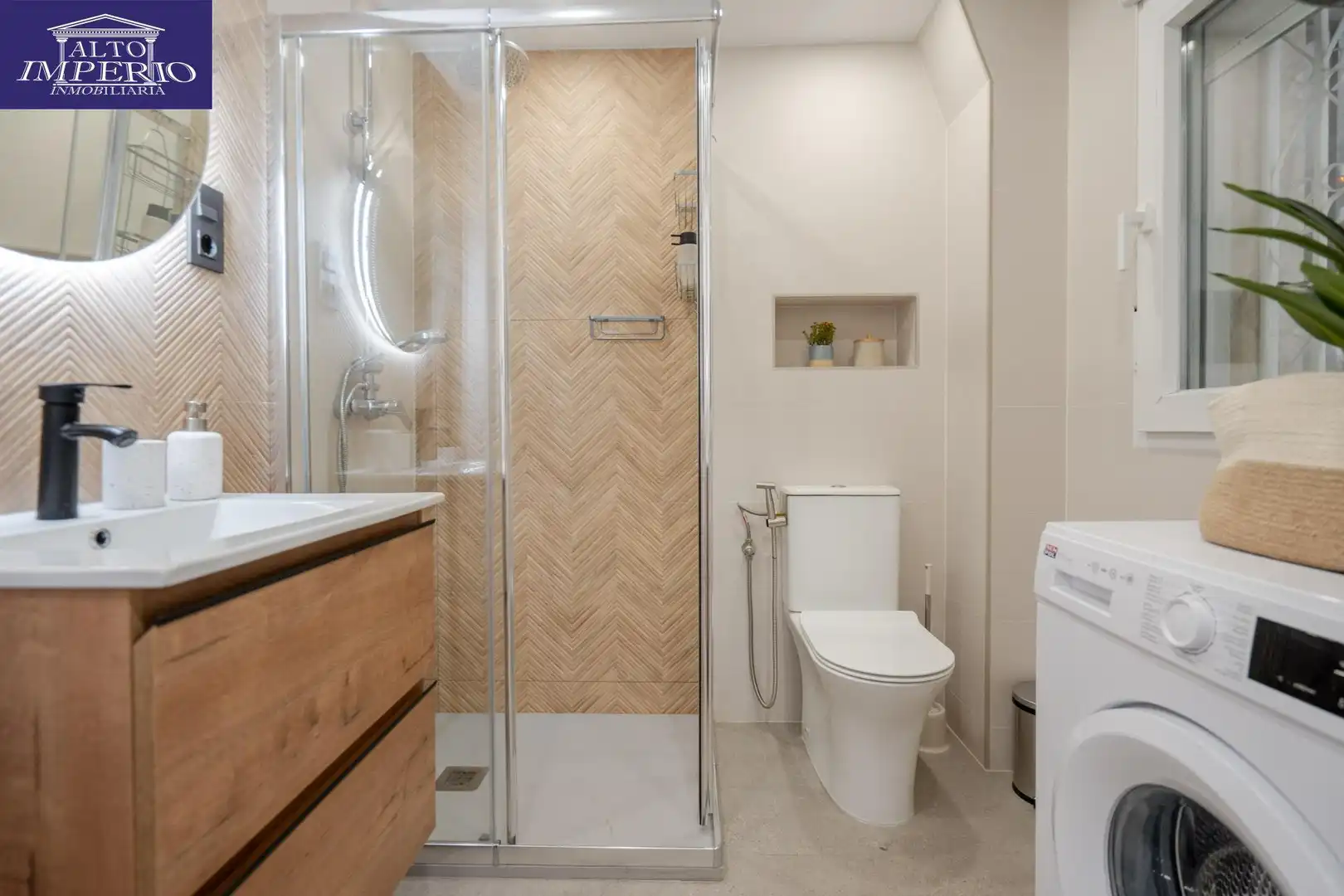 Badezimmer von Wohnung zum Verkauf in Granada mit Klimaanlage, Parkett und Möbliert