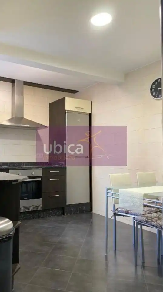 Cuina de Pis de lloguer en Vigo  amb Calefacció, Terrassa i Moblat