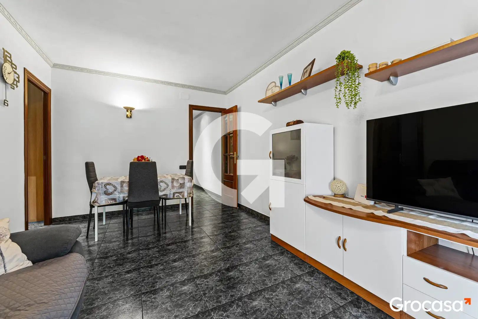Sala d'estar de Pis en venda en L'Hospitalet de Llobregat amb Aire condicionat, Calefacció i Moblat