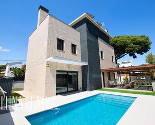 Vista exterior de Casa o xalet en venda en Castelldefels amb Calefacció, Jardí privat i Piscina
