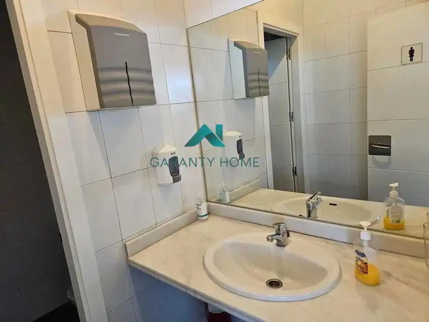 Badezimmer von Büro zur Miete in Madrid mit Klimaanlage und Heizung