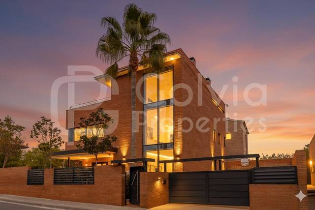 Casa-chalet en Venta en Carrer Joan Miró en Torrent Ballester