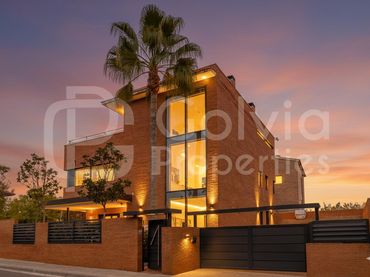 House with garden for sale in calle Joan Miró