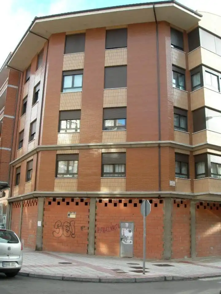 Locale commerciale in vendita a Calle Ciudad De La Puebla 24007 Leon