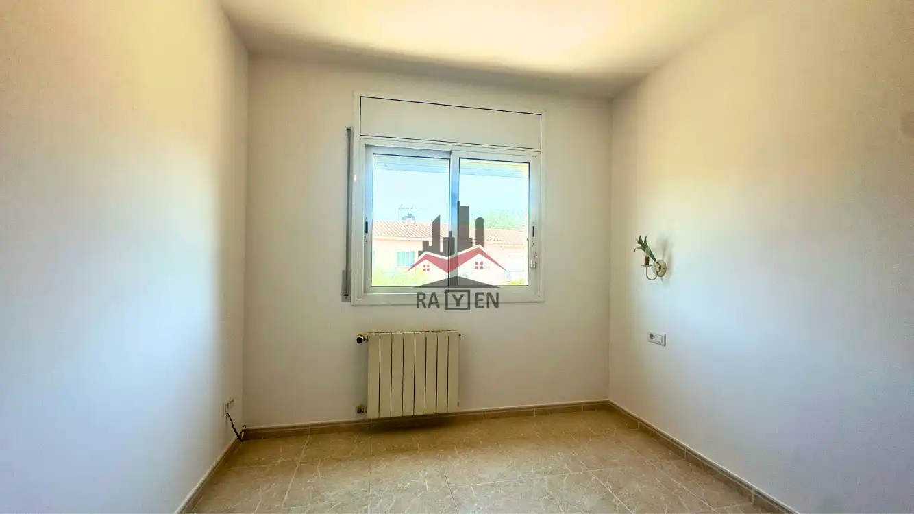 Habitación de Casa adosada en venta en Figueres con Calefacción