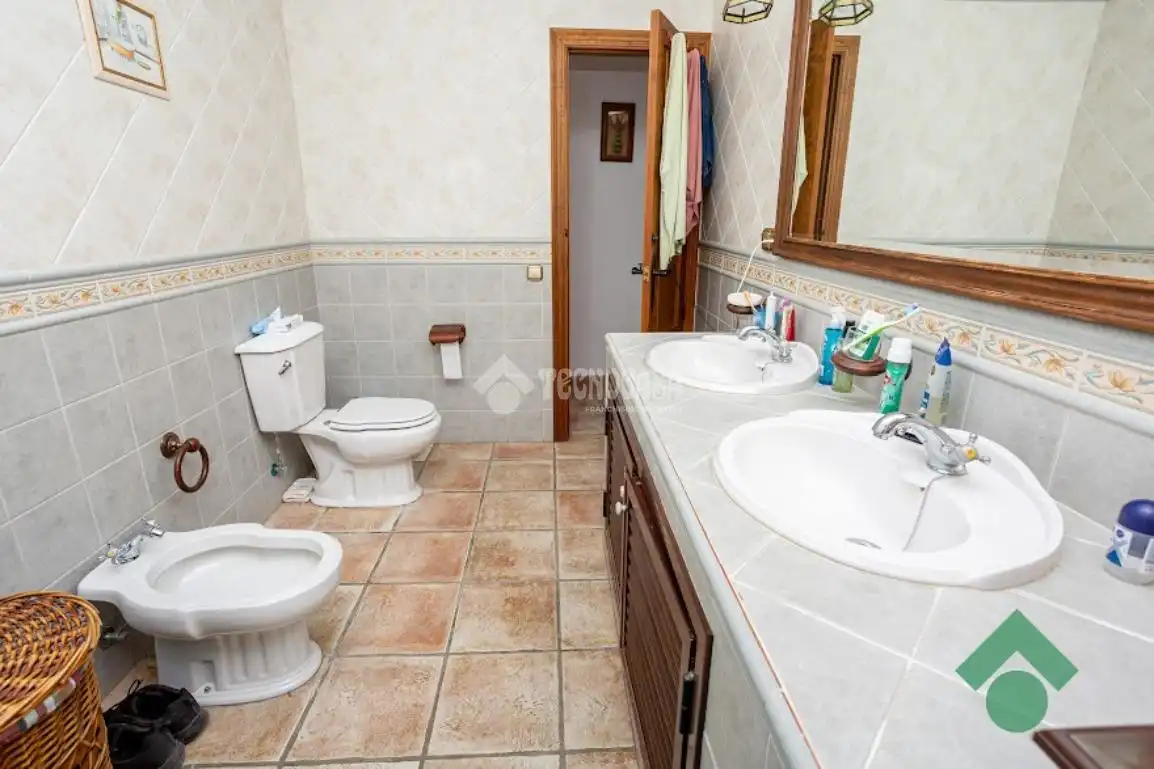 Bathroom of Houses for sale in Algeciras  with Heating and Swimming Pool