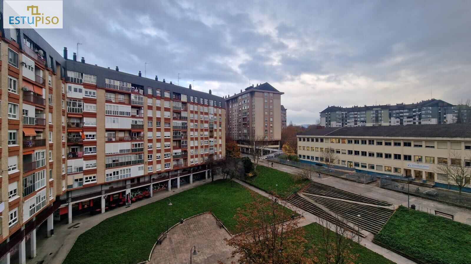 Vista exterior de Pis en venda en Vitoria - Gasteiz amb Calefacció, Terrassa i Traster