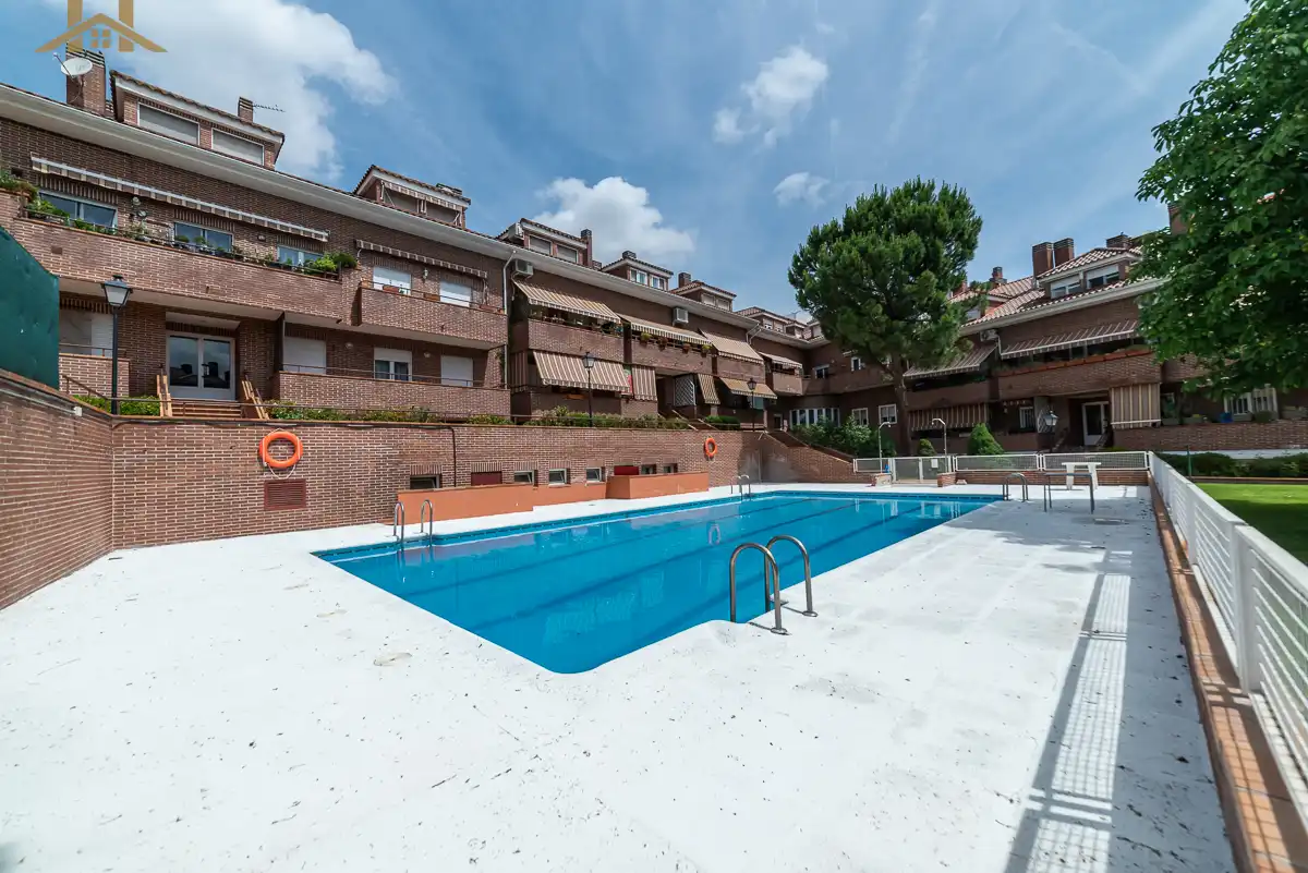 Schwimmbecken von Maisonette zum Verkauf in Sevilla la Nueva mit Klimaanlage, Terrasse und Abstellraum