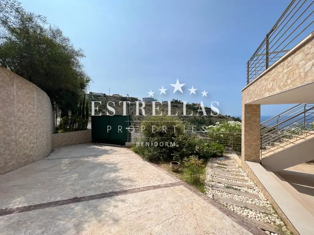 Vista exterior de Casa o xalet en venda en Benidorm amb Aire condicionat, Calefacció i Jardí privat