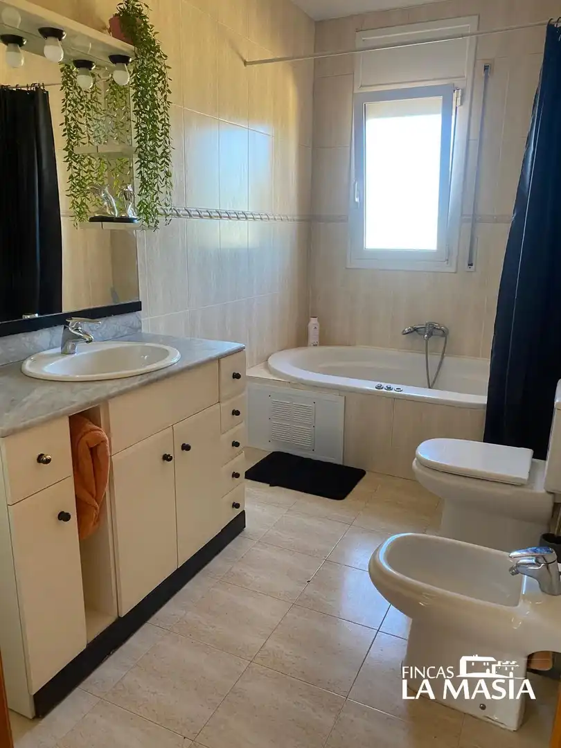 Bany de Casa o xalet en venda en Canyelles amb Aire condicionat, Calefacció i Jardí privat