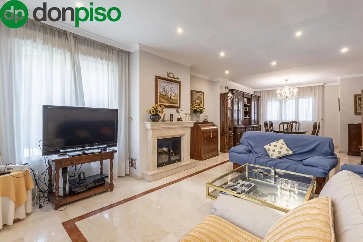 Sala de estar de Casa adosada en venta en Granada con Calefacción, Jardín privado y Terraza