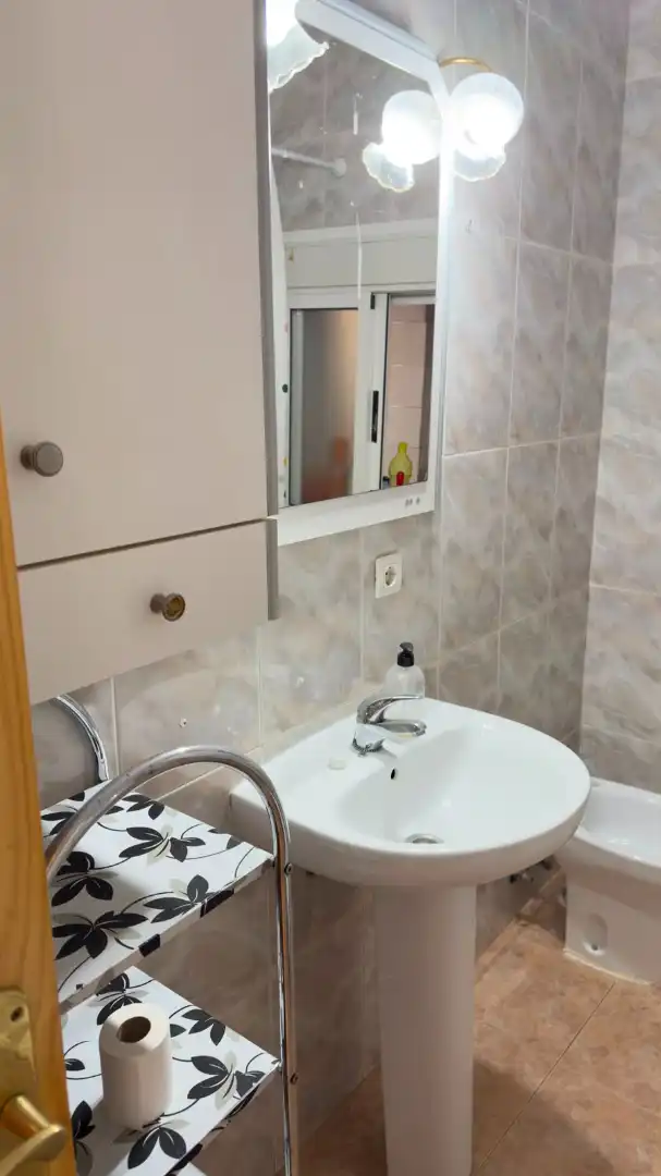 Badezimmer von Wohnung zur Miete in Granada mit Waschmaschine