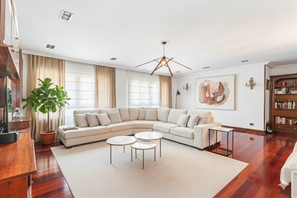 Sala d'estar de Pis en venda en Oviedo  amb Calefacció i Jacuzzi