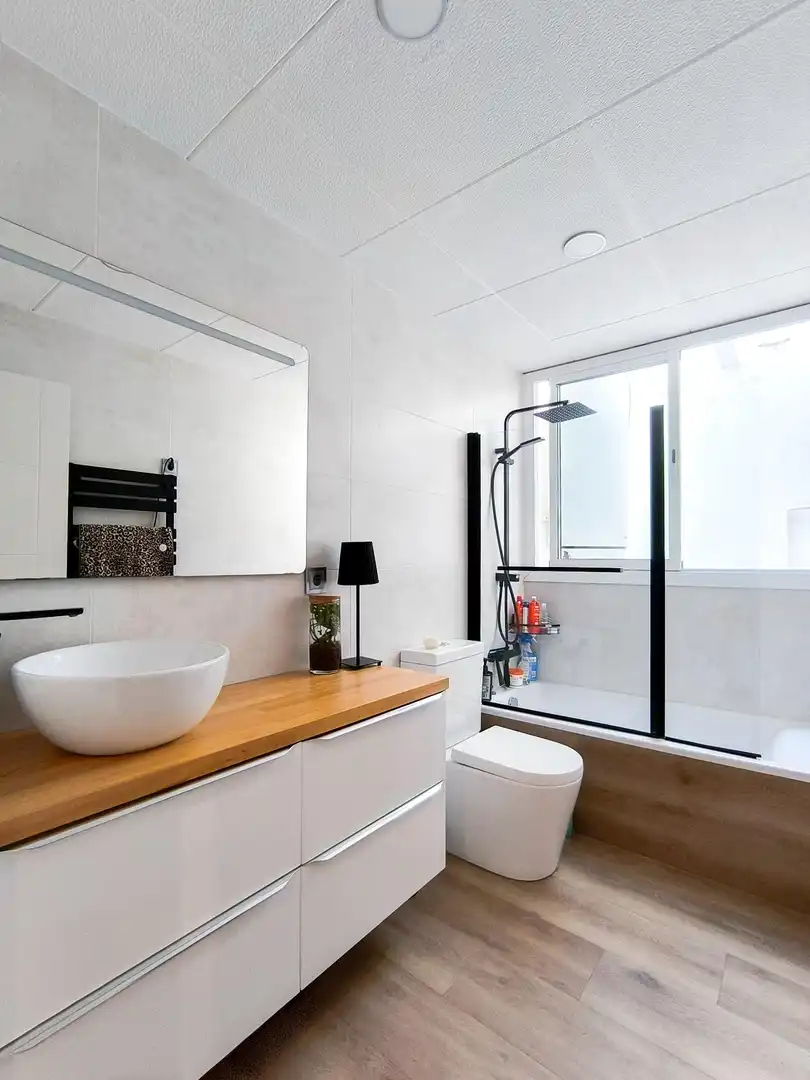 Baño de Ático en venta en Mataró con Parquet, Terraza y Piscina