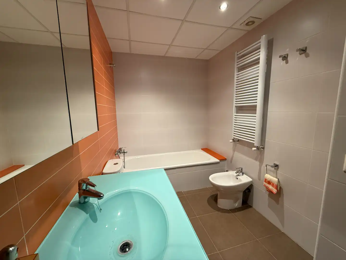 Badezimmer von Einfamilien-Reihenhaus zum Verkauf in La Pobla del Duc mit Klimaanlage, Heizung und Terrasse